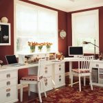 Belle salle pour les adolescents avec deux tables séparées