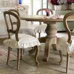 Belles housses de siège sur des chaises en bois