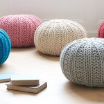 Beaux poufs tricotés de couleurs différentes