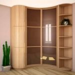 Kabinet sudut kayu cantik dengan rak terbuka