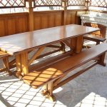 Belle et grande table pour les gazebos