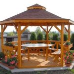 Belle table en bois pour maison d'été