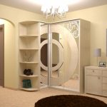 Belle armoire de coin pour le couloir avec un design intéressant.