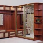 Belle armoire à glace dans le couloir
