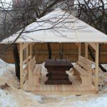 Table en bois robuste pour gazebo
