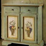 Armoire de cuisine avec découpage à la provençale
