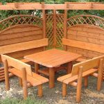 Table carrée avec des bancs