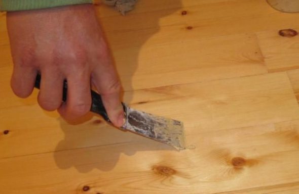 Appliquer du mastic avec une spatule,