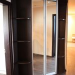 Une petite armoire dans le coin d'un petit couloir