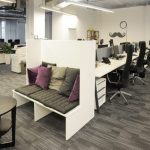 Lieu de repos dans un grand bureau avec des lieux de travail