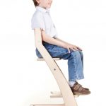 Le modèle prévoit l'emplacement correct du corps dans la chaise.