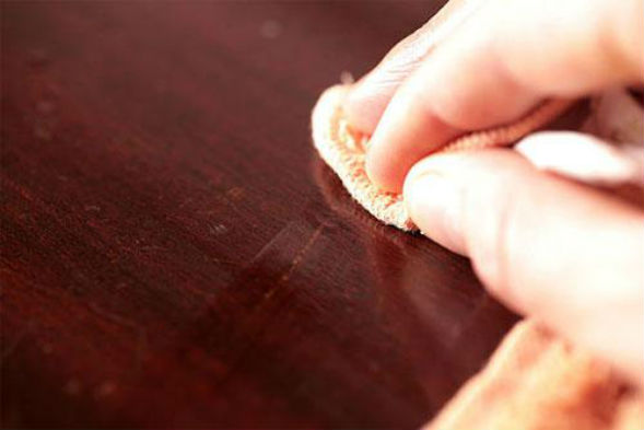 La teinture à bois peut aider