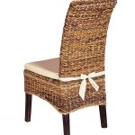 Coussin moelleux sur chaise en osier