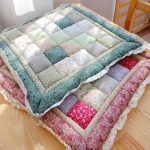 Coussins moelleux en carrés de tissu