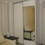 Petite armoire au plafond dans le salon