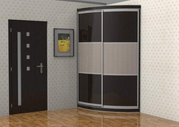 Une petite armoire dans le couloir