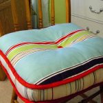 Oreiller inhabituel sur le tabouret
