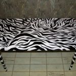 Design inhabituel de la table en noir et blanc