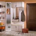 Armoire inhabituelle dans le coin avec étagères ouvertes et casiers pour le couloir