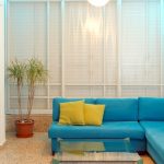 Canapé turquoise délicat pour la salle blanche