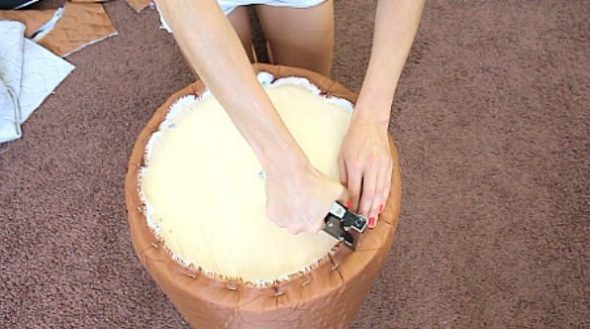 Le bas de la housse est fixé au bas du pouf