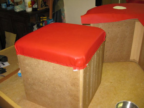 Couper l'excès de tissu