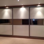 Immense armoire intégrée sur tout le mur