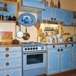 Meubles peints en bleu avec décor