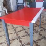 Table en bois peint