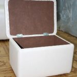 Pouf rectangulaire ouvert avec une boîte à roulettes dans le couloir