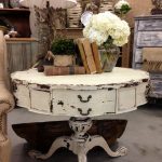 Une telle vieille table décorer la salle dans un style classique.