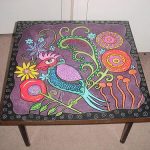 Cette table acquiert un style unique.