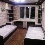 Chambre ado avec un bureau par la fenêtre