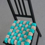 Oreiller sur une chaise pom-pom