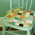Coussin sur la chaise de carrés de couleur