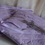 Coussin sur la chaise lavande matin