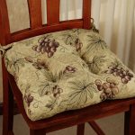 Oreiller avec des grappes de raisins sur une chaise de cuisine