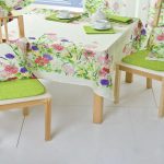 Oreillers sur des chaises - éléments typiques de l'intérieur de la Provence