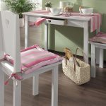 Oreillers sur des chaises et une nappe