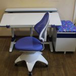 La chaise correcte pour écolier violet