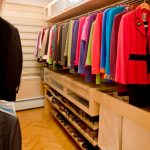 Avec la bonne approche, le vestiaire est l'endroit idéal pour stocker.