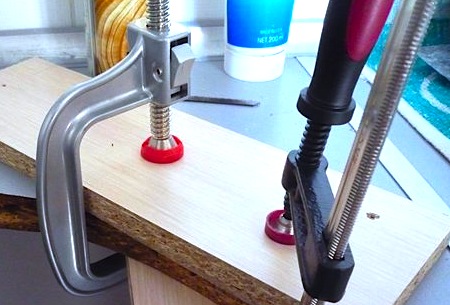 À la stratification de la base du carton gris