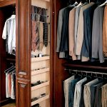 Stockage géré des accessoires pour hommes dans le vestiaire