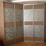 Armoire d'angle simple dans le hall