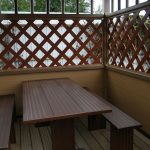 Table rectangulaire et 2 bancs dans le belvédère