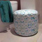 Pouf de bouteilles en plastique avec des papillons colorés