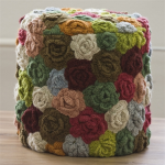 Tabouret rembourré avec couvertures en crochet