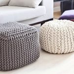 Ottomans avec couvertures au crochet