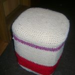Tabouret rembourré de bouteilles en plastique avec une couverture en tricot