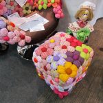 Bouffée de bouteilles en plastique, décorée de fleurs en vrac